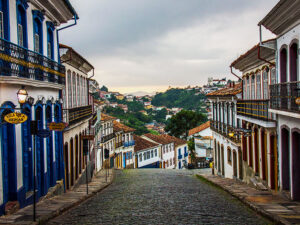 Foto da rua de pedra com casinhas coloniais em Ouro Preto (MG)